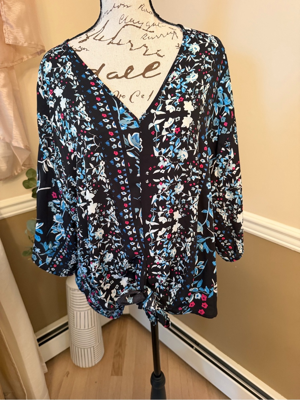 Women’s XL Black Floral Tie Front Blouse Boho V-Neck 3/4 Sleeve Top